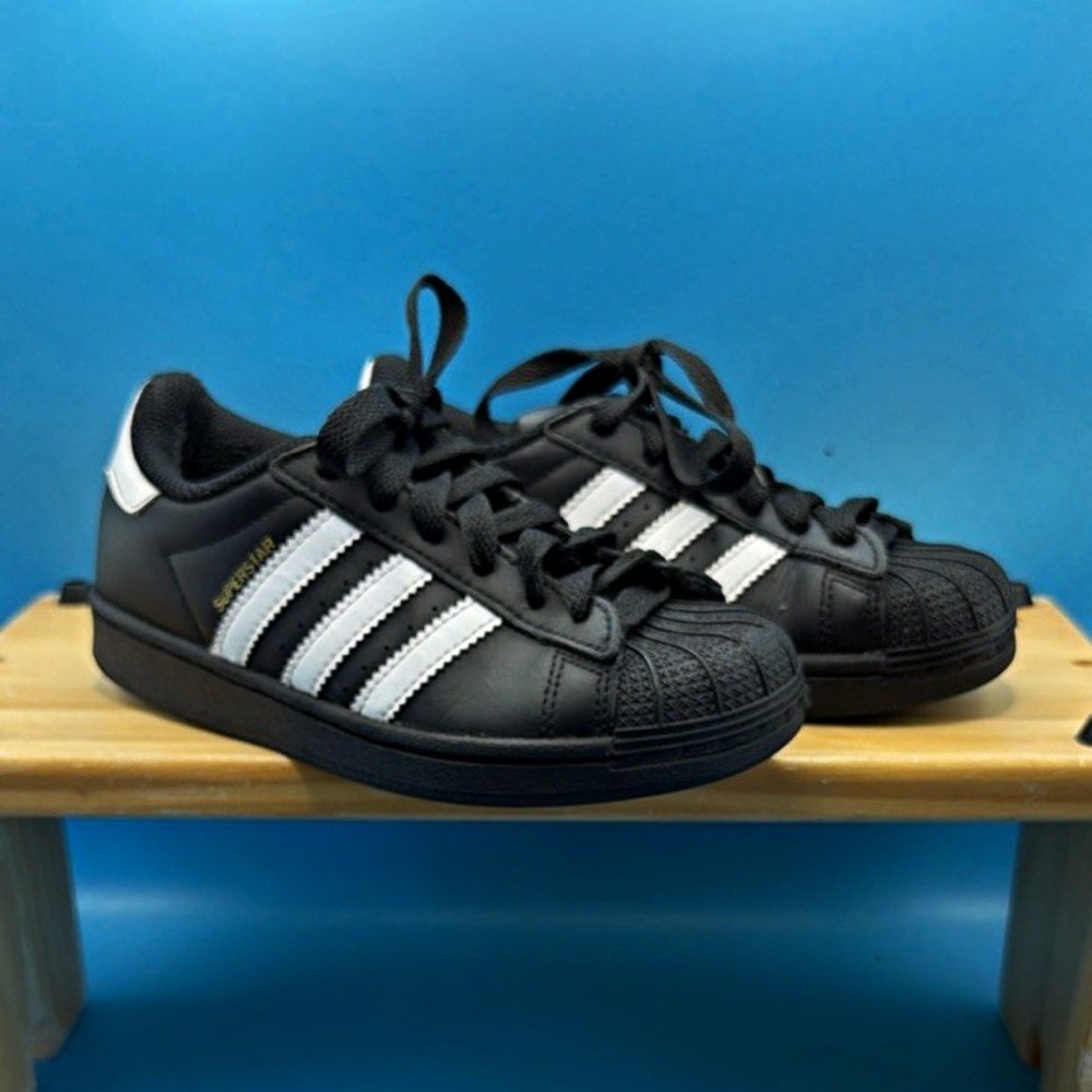 adidas Superstar Unisex kids  Black/White Low Top Lace Up Athletic Sneaker 13 K